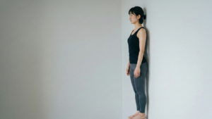 巻き肩を壁でチェックして姿勢改善！ぽっこりお腹もスッキリ解消