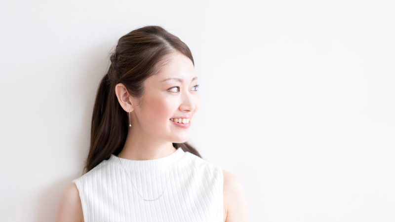 巻き肩を壁でチェックして姿勢改善!ぽっこりお腹もスッキリ解消