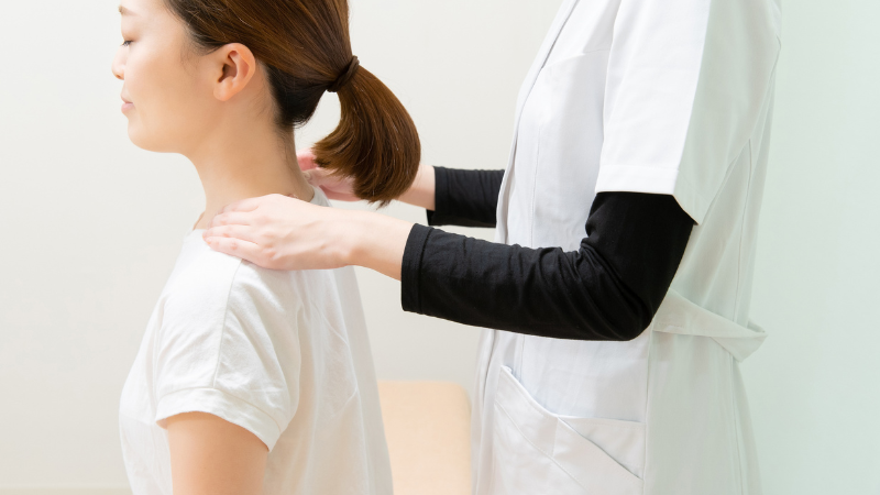 巻き肩を壁でチェックして姿勢改善!ぽっこりお腹もスッキリ解消