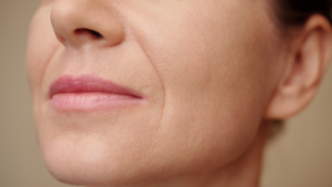 舌回しがほうれい線が悪化の原因？老け顔を防ぐ正しい改善法とは